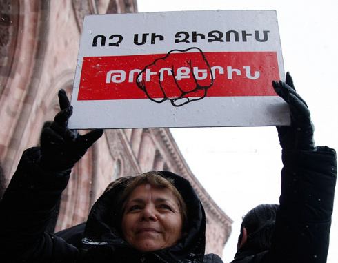 Участница акции с требованием признания геноцида армян Турцией. Ереван, 12 декабря 2013 г. Фото: © PanARMENIAN Photo/Karo Sahakyan