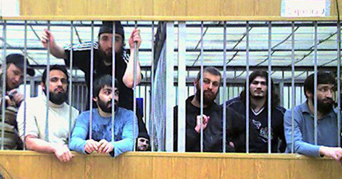 Подсудимые по делу о нападении на Нальчик 13 октября 2005 г. во время одного из судебных заседаний. Кабардино-Балкария, Нальчик, 2011 г. Фото предоставлено членом комитета «Матери Кабардино-Балкарии в защиту прав и свобод граждан» Марьям Ахметовой.