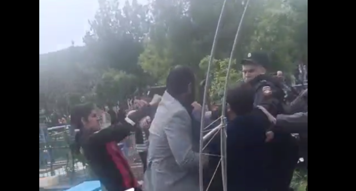 Драка с силовиками на кладбище в Зеленокумске. Стоп-кадр видео "Блокнот Ставрополь" от 30.04.25, https://t.me/bloknot_stavropol/33292.