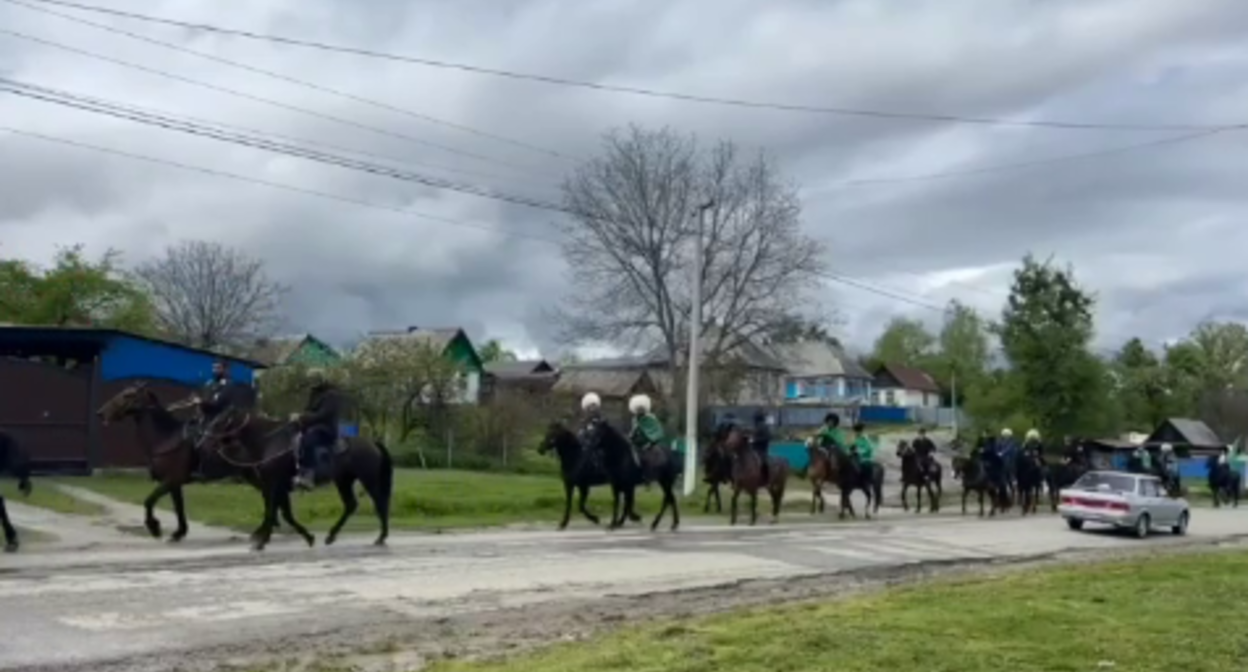 Конный марш в Предгорном сельском поселении. Стоп-кадр видео из Telegram-канала администрации Урупского района от 03.05.25,https://t.me/nvrskadm/35838