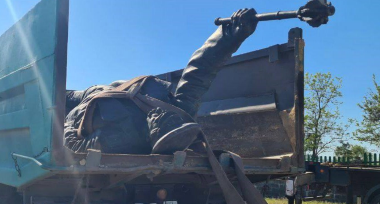 Скульптура в кузове грузовика. Скриншот фото из Telegram-канала Всероссийского казачьего общества от 04.05.25, https://t.me/vskoru/11793.