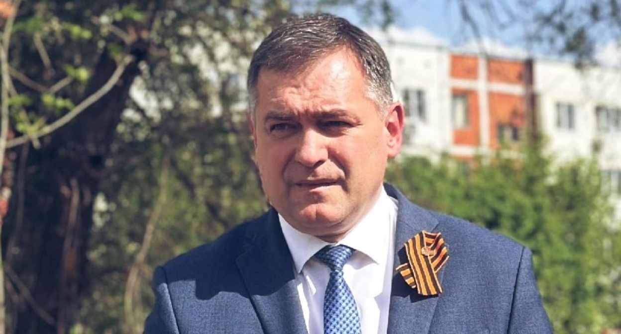 Юрий Лысенко незадолго до задержания, во время "объезда территорий" 13 мая 2025 года. Фото: пресс-служба главы администрации / "ВКонтакте". 