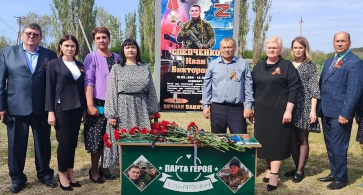 Парту героя открыли в память об Иване Слепченко. Скриншот фото администрации Тарасовского района от 13.05.25, https://t.me/tar_adm/9194.